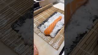 Nas produções de Hossomaki salmão 🤤 sushi food sushidelivery [upl. by Rintoul25]