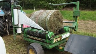 Ballen wickeln mit McHale Rundballenwickler und New Holland Traktor Round Bale Wrapper in action [upl. by Jepum452]