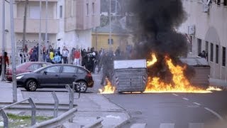 Video Decenas de personas en Melilla se enfrentan a la Policía [upl. by Gisella]