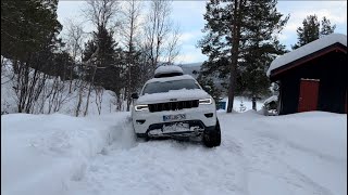 Jeep Grand Cherokee Trailhawk Deep Snow Stuck jeep grandcherokee trailhawk offroad deep snow [upl. by Ailemor167]