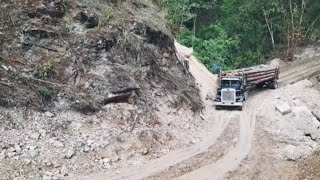 Los mejores conductores de camiones troceros en la sierra [upl. by Muir]