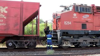 Montando um trem locotrol com vagões carregados estacionados [upl. by Clarkson]