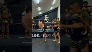 Combinación de 4 golpes en pads artesmarciales deportesdecombate muaythai [upl. by Strain]