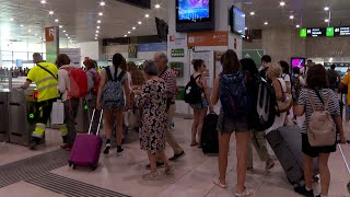 Gran afluencia de pasajeros en la Estació de Sants durante la operación salida [upl. by Fern348]