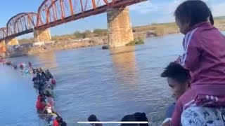 MÁS DE 500 migrantes CRUZAN EL RIO BRAVO POR PIEDRAS NEGRAS [upl. by Rey]