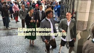 FC Bayern München Meisterfeier 2016 Ankunft der Mannschaften im Rathaus am 15052016 [upl. by Aneem]