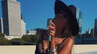 Shae Nycole Performing “ Ain’t Goin Nowhere “ on a Rooftop in Nashville [upl. by Doersten215]