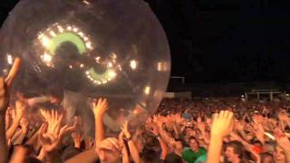 Wayne Coyne in a ball The flaming lips live HD Race for the Prize [upl. by Enomed]