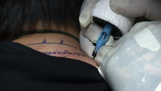 En Thaïlande le tatouage en signe de deuil éternel du roi [upl. by Twyla]