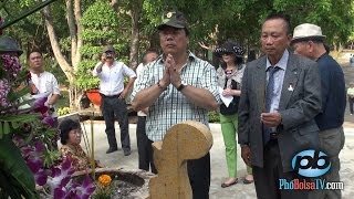 Đoàn Việt kiều Trường Sa 2014 viếng thăm nghĩa trang Bình An p2 [upl. by Aierdna760]