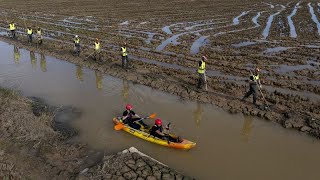 Hochwasser in Spanien Wassermassen reißen über 30 Autos an Costa Brava in Fluss [upl. by Celinka185]