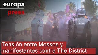 Tensión entre Mossos y manifestantes contra The District [upl. by Hatcher]