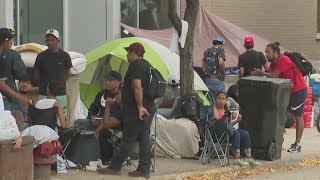 Migrants in Chicago talk about difficult living conditions [upl. by Wolfort]