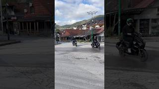 Harley Davidson Motorradfahrer mit gelben Stiefel und Lederhandschuhedriving bike balconyfunny [upl. by Alvina]