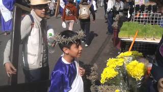 Semana Santa Iztapalapa colocan a niño corona de espinas [upl. by Hagood]