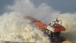 KNRM Katwijk herfststormoefening met reddingboot De Redder [upl. by Anaes]