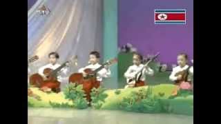 North Korean Kids Playing Guitar 北朝鮮児童のギター演奏 [upl. by Mcgean]