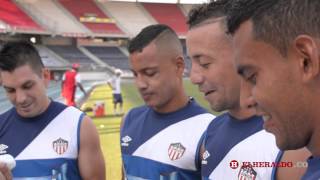 Los jugadores del Junior cantan letanías [upl. by Eileme]