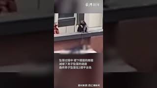 男子安装空调时从6楼坠落，楼下雨棚救他一命 [upl. by Nirrek]