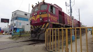 locomotora Nr 701 cruzando paso a nivel faucett rumbo al callao [upl. by Aisyat]