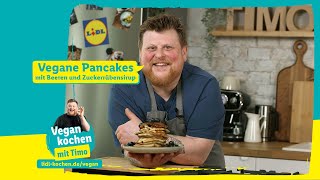 Das ultimative vegane Pancake Rezept mit Bananen amp Beeren  Vegan kochen mit Timo [upl. by Ellesirg925]