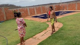 SIMÃO CHAMA VOVÓ PARA TOMAR BANHO DE PISCINA E SE DA MAL [upl. by Tabber]