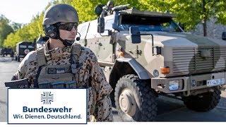 Soldaten mit G36 in der Öffentlichkeit – Einsatzvorbereitung für Panzergrenadiere der Bundeswehr [upl. by Ladin]