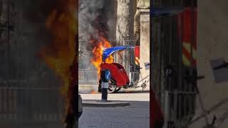 Protest Stupidity Buckingham Palace Bang Bang Fire LFB Lithium Battery Pedicab Rickshaw London UK [upl. by Cacia]