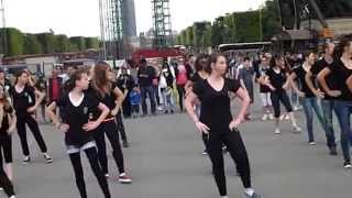 Flashmob Paris Tour Eiffel Collège Marseille en Beauvaisis [upl. by Rebecka]