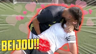 ROLOU BEIJO NO MEIO DO FUTEBOL  namorados [upl. by Yssor]