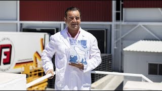 El Rey del hielo de gasolinero a fabricar 370 toneladas de hielo al día [upl. by Haddad]