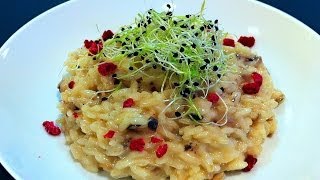 Risotto de setas con frambuesa liofilizada y germinados de ajo [upl. by Ronyam]