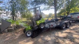 Loading a log splitter with a NESHER L880 electric loader [upl. by Einnel584]