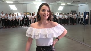 Un concours de mannequins sur mesure organisé par un jeune couturier de 21 ans [upl. by Hplar]