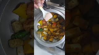 Cooker me sabji kaise banaye  Akele rehne wali ke liye easy recipe shorts lunch food cooking [upl. by Ahsenwahs]