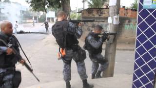 Momento enque policial atinge um traficante na favela do Rola em Santa Cruz [upl. by Sane178]