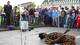 Street Performer in London does very low limbo move [upl. by Edmund]