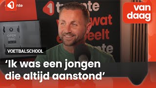 Oudprofvoetballer John Verhoek start voetbalschool in Enschede [upl. by Meeki]