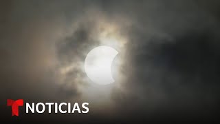 El momento en que el cielo se abrió en Texas disipando una amenaza del eclipse  Noticias Telemundo [upl. by Niltiac]