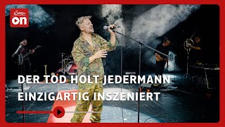 Jedermann reloaded „Der Tod holt Jedermannquot einzigartig inszeniert  Salzburger Festspiele [upl. by Shaylyn]