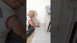 assentamento de piso sobre piso em cozinha [upl. by Donella879]