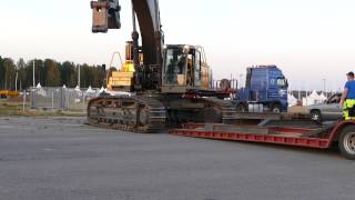 Loading a Volvo EC700C and a L220H on a Volvo FH16 8x4 with 5axles Low loader [upl. by Aerua]