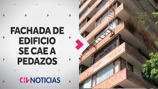 PELIGROSA SITUACIÓN Fachada de edificio se está cayendo a pedazos en Vitacura  CHV Noticias [upl. by Alekehs]