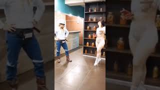 El ingeniero bailarín reclamando a Linda Caba el porqué salió 2 segundos en el video clip quotno séquot [upl. by Meerak]