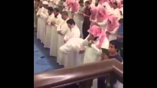 Jinn Demon leaving someones body in Salaah prayer during the recitation of the Shaykh [upl. by Norrat]