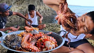 Yummy Catch amp Cook BIG Octopus Fugu Stonefish At the Beach Cooking on rock [upl. by Aehsila]