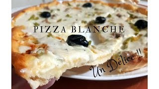 PIZZA BLANCHE À LA SAUCE GRUYÈRE  croustifondante  Pizza boisée  بيتزا سهلة بالصلصة البيضاء [upl. by Hahsia786]