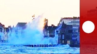 Impressionnant  les vagues énomes des grandes marées déferlent sur Saint Malo  vidéo amateur [upl. by Ellirpa656]