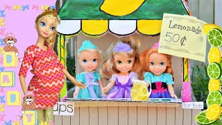 Exciting News at the Lemonade Stand  Anna and Elsa Toddlers Family Stories [upl. by Myrlene]