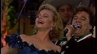 Juan Gabriel y Rocio Durcal La Incertidumbre en el Festival Acapulco 97 [upl. by Oirasan]